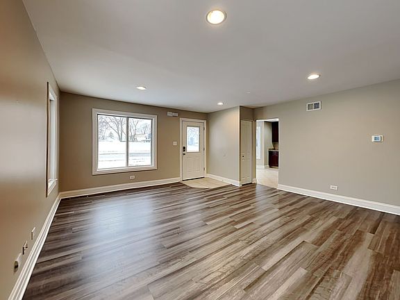 4th image of 9121 Mayfield Ave
