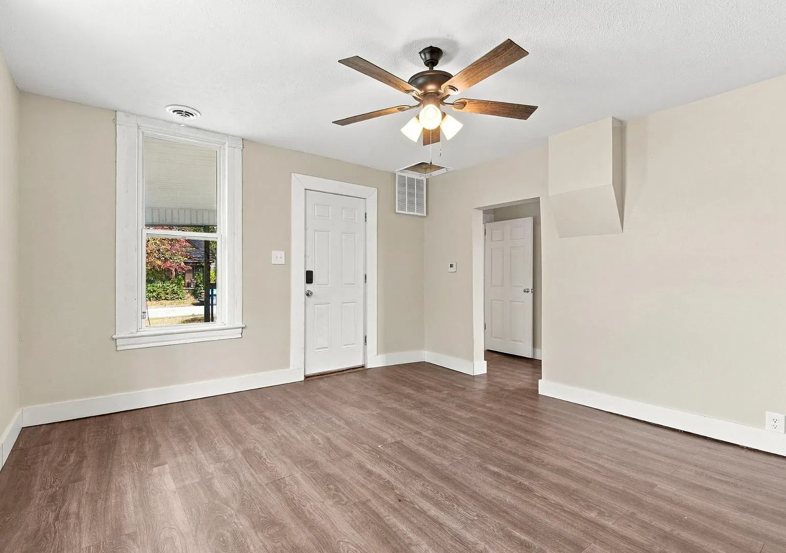 1126 W Locust St — Photo 4