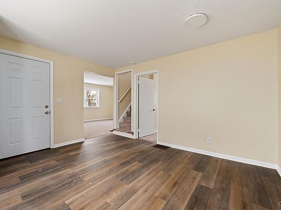 5th image of 546 Stone St