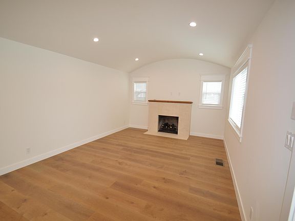 3rd image of 1443 N Evergreen St
