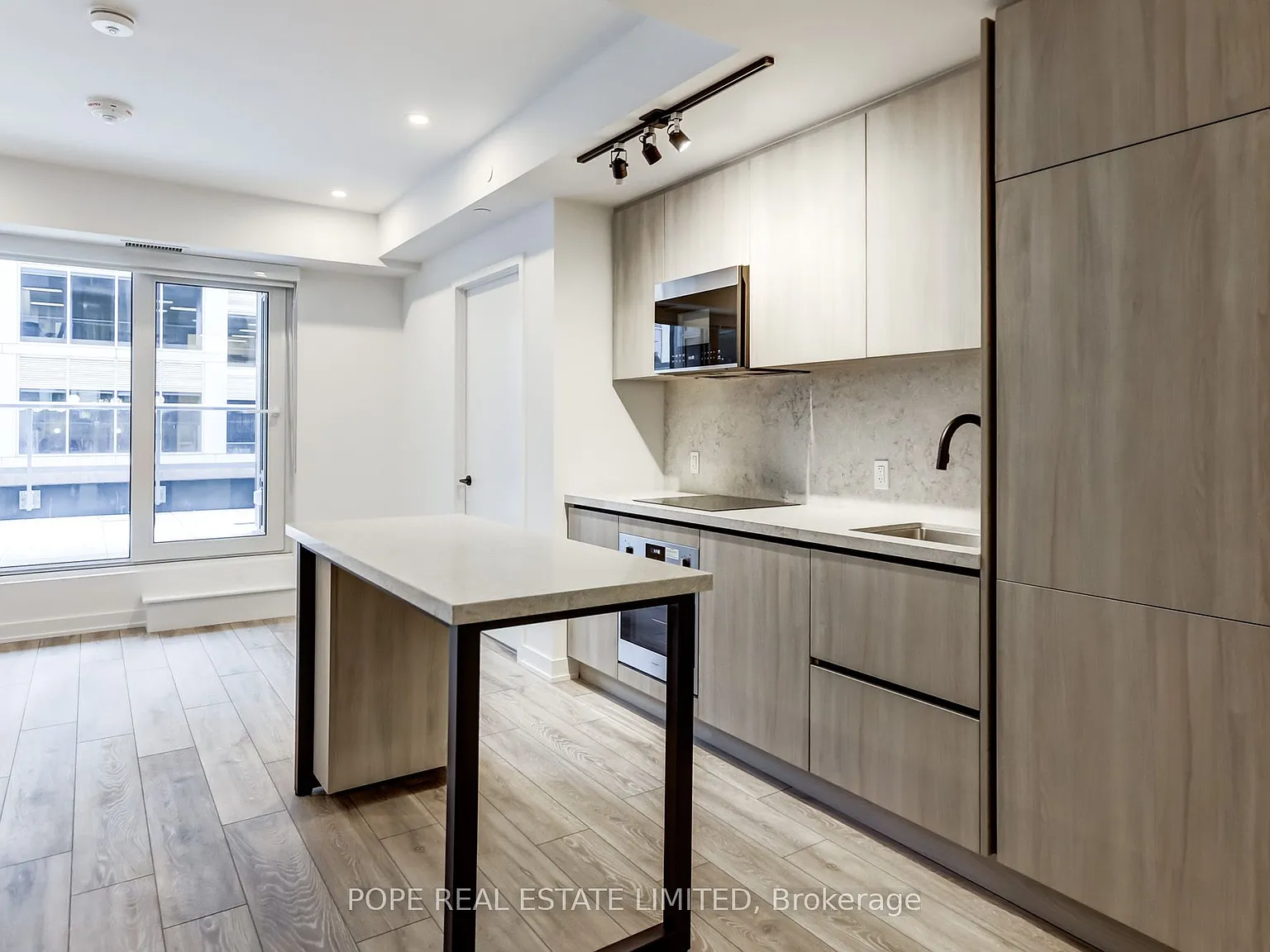 Peter & Adelaide — Photo 2