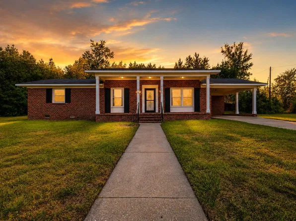7401 Paxton Dr, Fayetteville, NC 28303