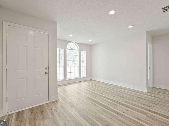 4th image of 824 Arbor Hill Dr