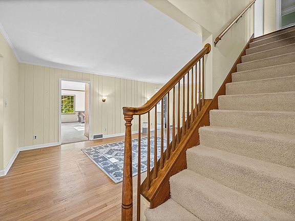 3rd image of 1575 Marilyn Ave