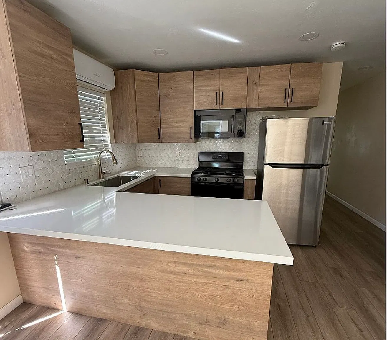 4 bed, 1200 sqft, $6,000 — Photo 1
