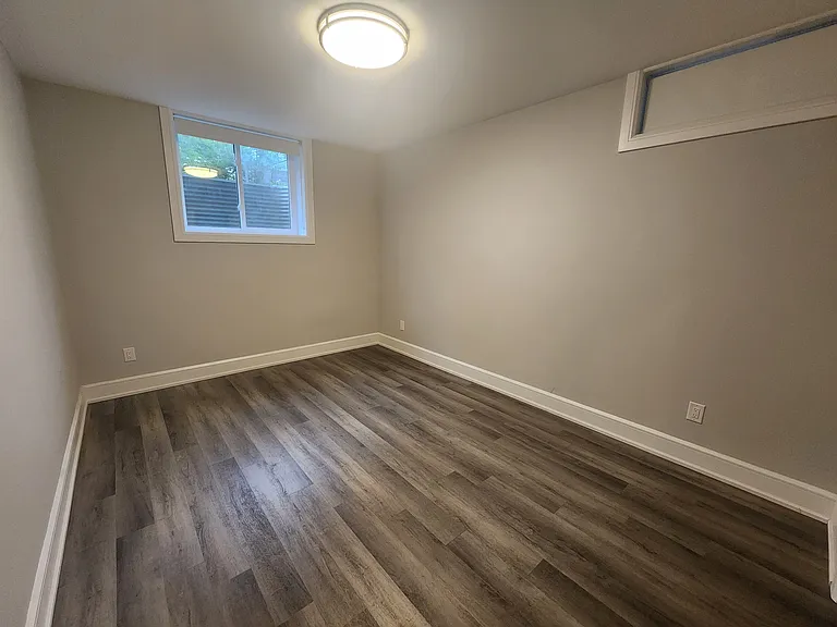 341 Tweedsmuir Ave #D — Photo 9
