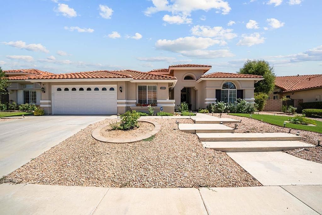 1999 Pecan Tree St