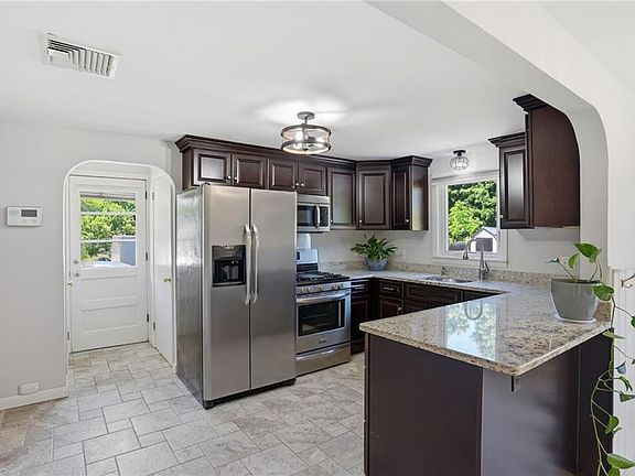 3rd image of 55 Blue Hill Dr