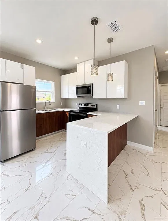 2 bed, 2.0 bath, 958 sqft, $1,300 — Photo 3