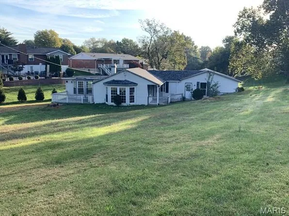 6434 Christopher Dr, Saint Louis, MO 63129