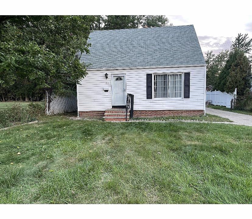 1st image of 930 E 260th St