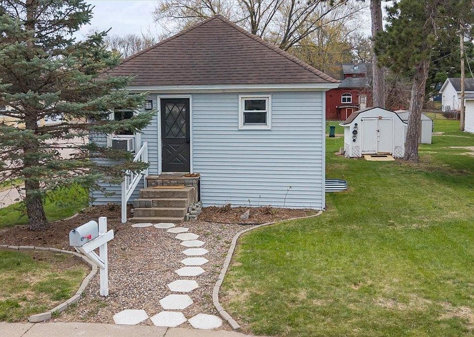 1st image of 132 2nd St NE
