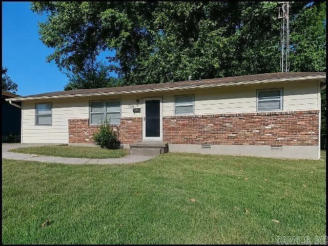 3 bed, 1.0 bath, 1152 sqft, $1,250 — Photo 1