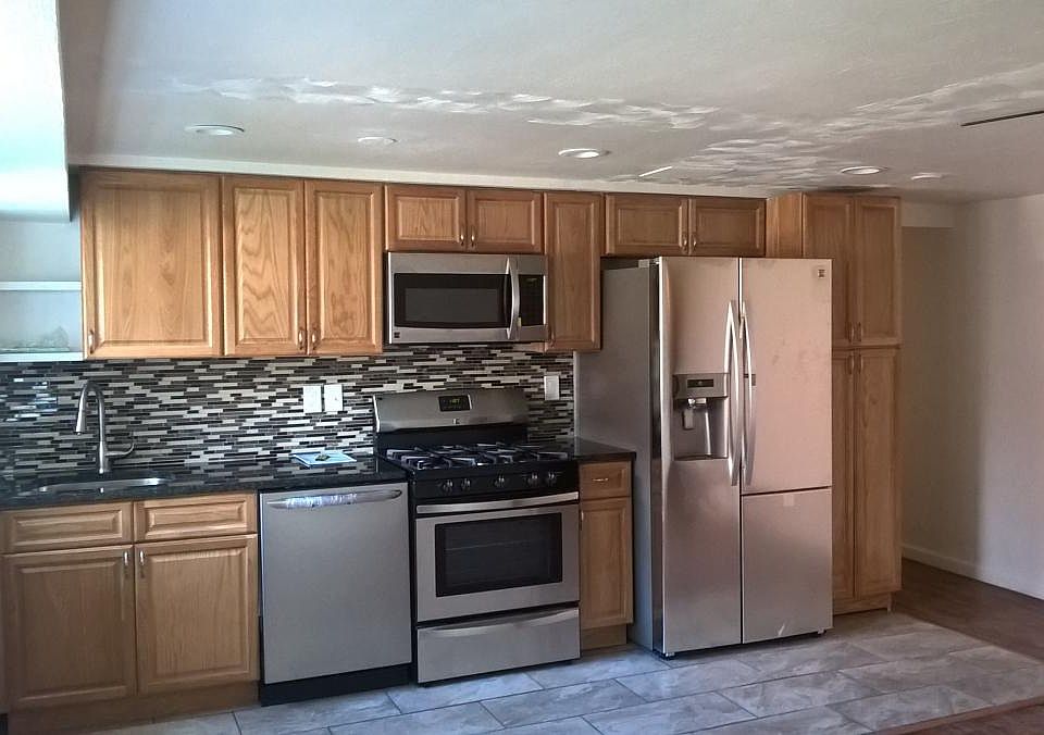 Kitchen w/Full Size Appliances