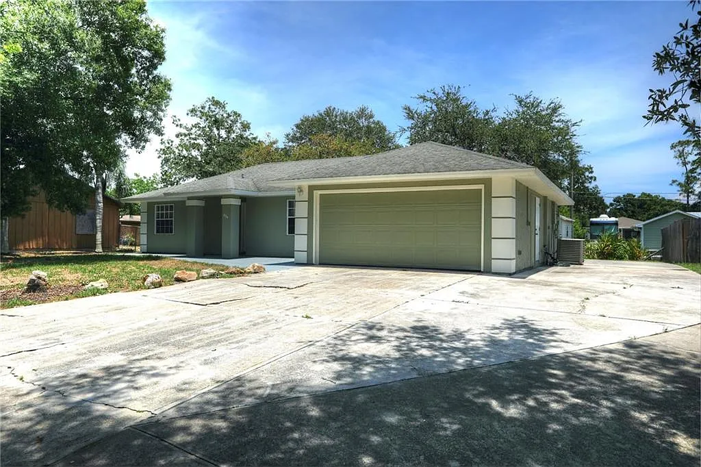 3 bed, 1178 sqft, $2,400 — Photo 2