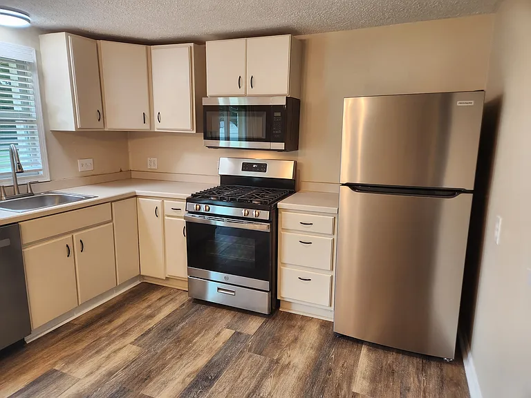 332 N River Rd — Photo 16