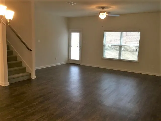 5 bed, 2.5 bath, 2996 sqft, $2,660 — Photo 4
