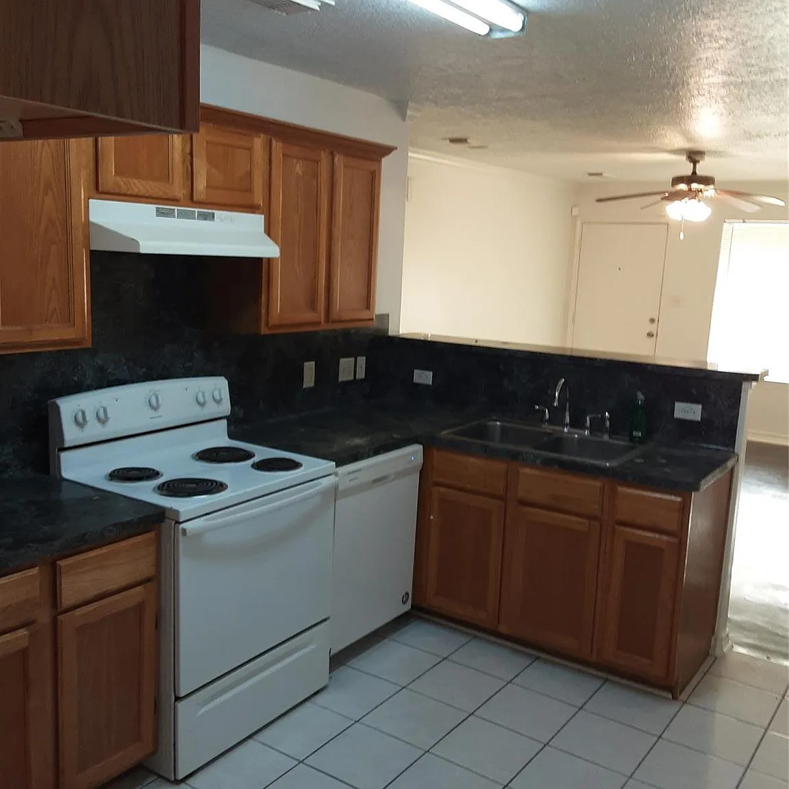 3 bed, 2.0 bath, 1144 sqft, $2,700 — Photo 3