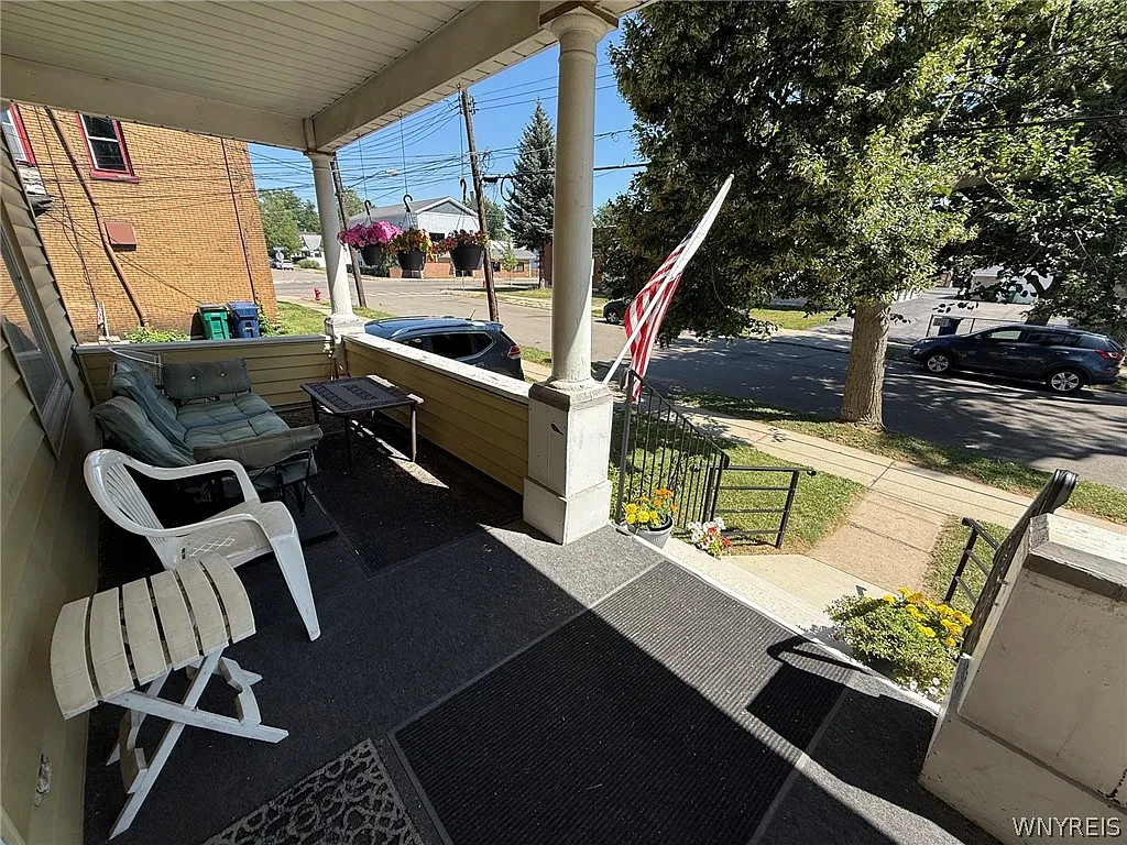 3 bed, 1.0 bath, 1294 sqft, $1,500 — Photo 2