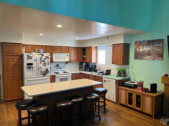 3rd image of 1584 Davis Court