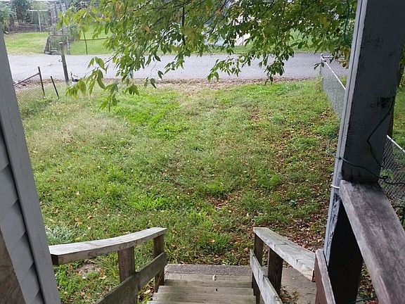 3rd image of 1207 Red Oak St