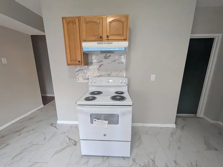 1079 Kossuth St #2 — Photo 4