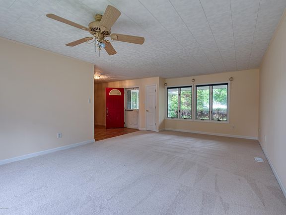 3rd image of 992 Vaughn Ave