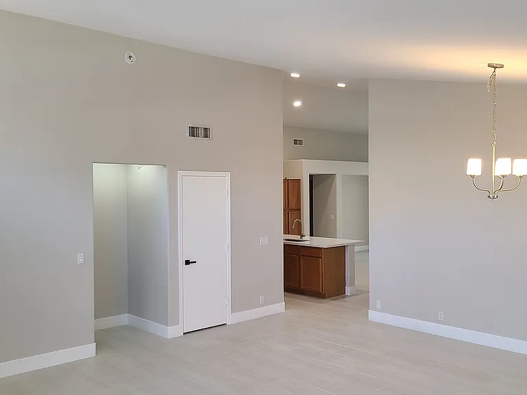 1439 E Flint St — Photo 8