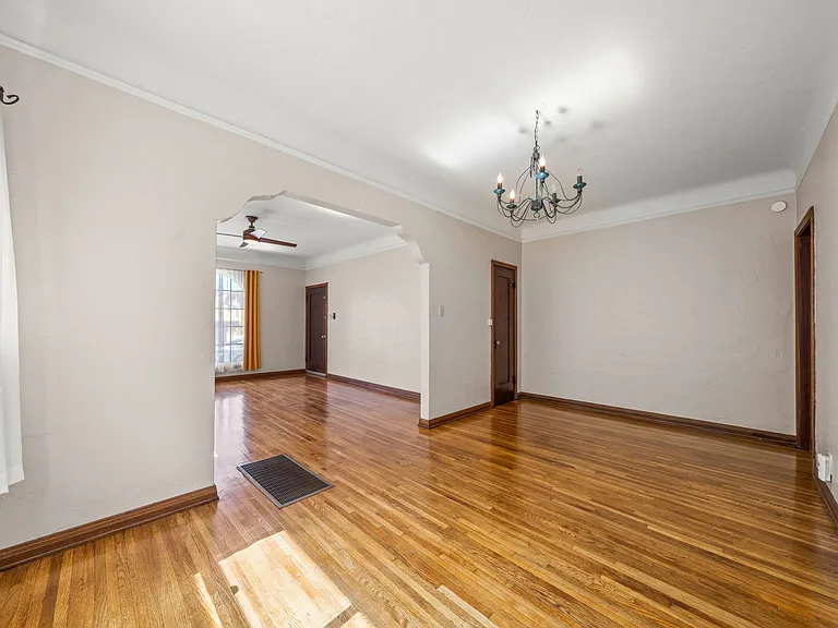 1136 Bennett Ave — Photo 10