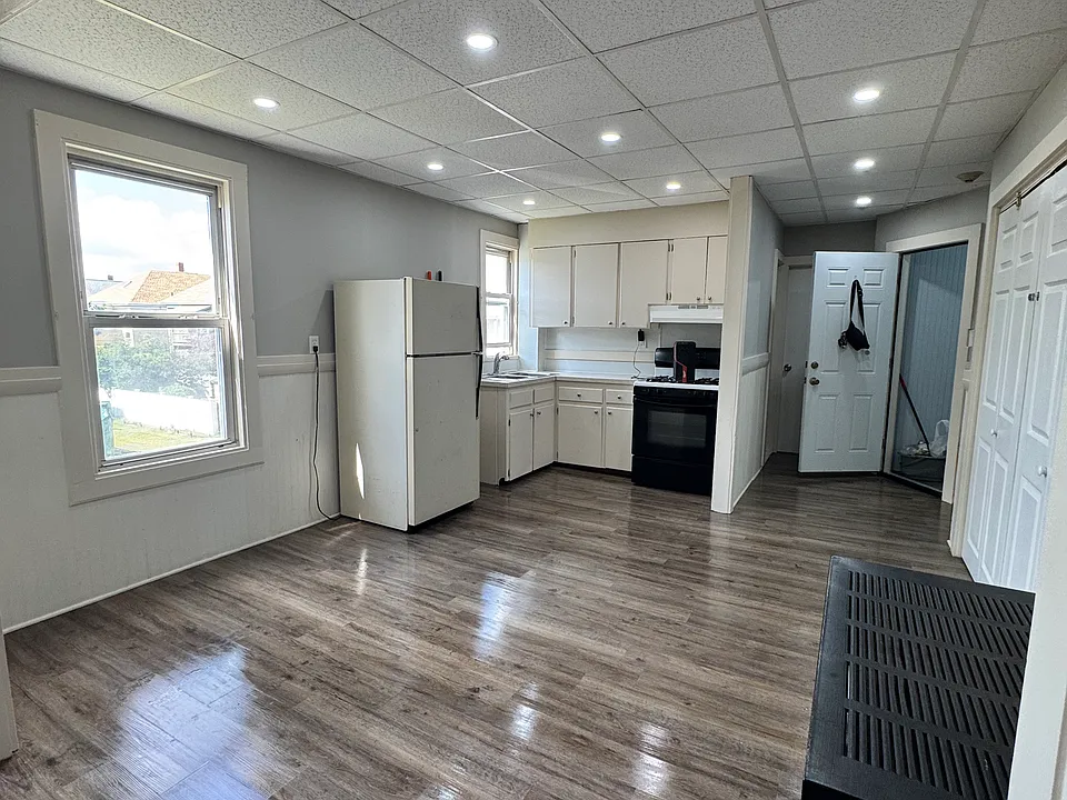 23 Woodlawn St #2W