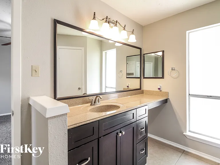 1023 Huntington Dr — Photo 9