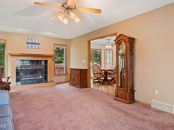 5th image of 1105 E Henderson Pl