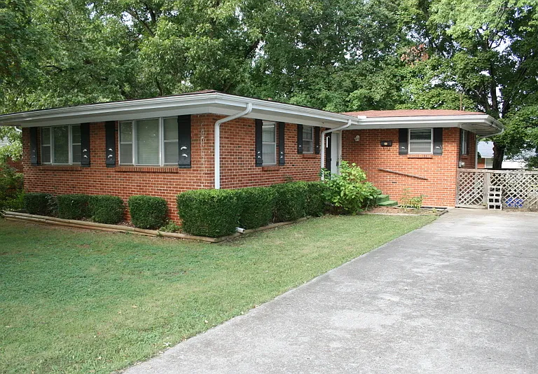 417 Greenacres Dr NW — Photo 1