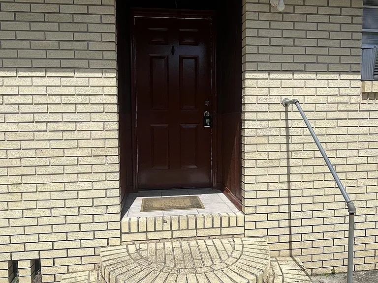 5689 Atlee Ave — Photo 2