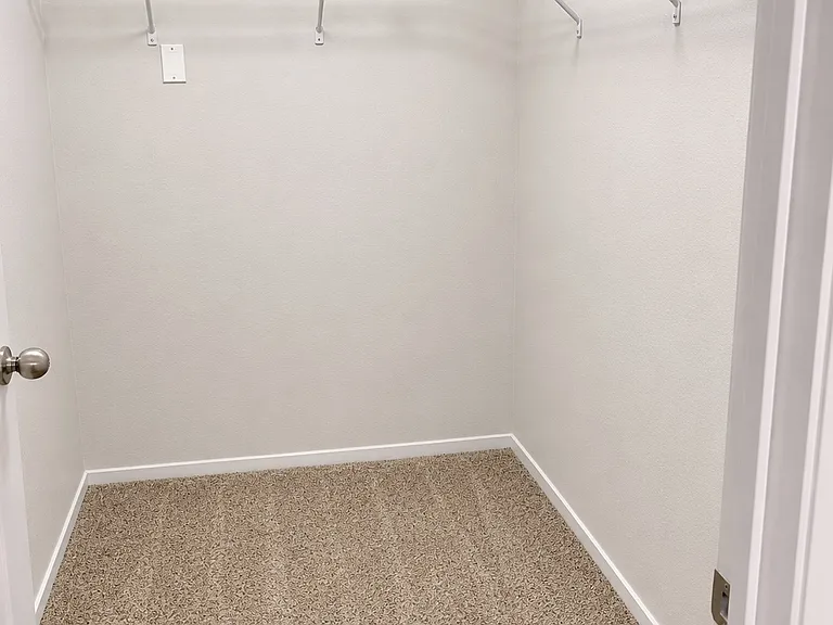1900 Mountain Hills Ct — Photo 13