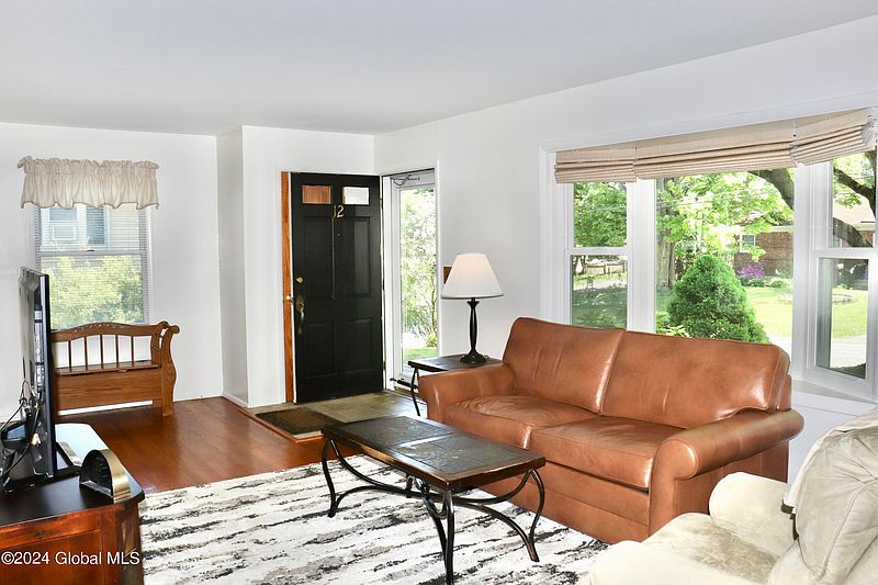 4th image of 12 Pinehurst Avenue