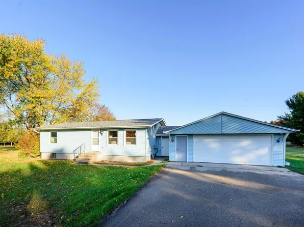 N2680 Edgewood Dr, New London, WI 54961