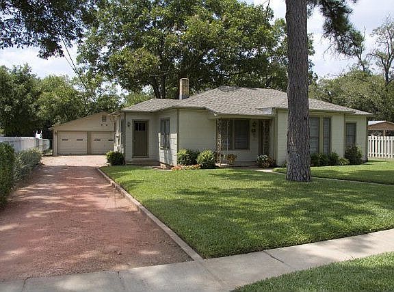 2nd image of 805 W Austin St