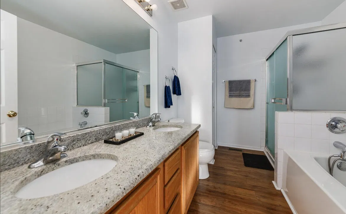 3 bed, 2340 sqft, $3,450 — Photo 3