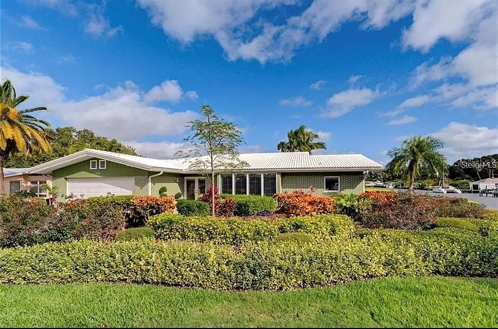 3 bed, 3.0 bath, 2624 sqft, $4,000 — Photo 1
