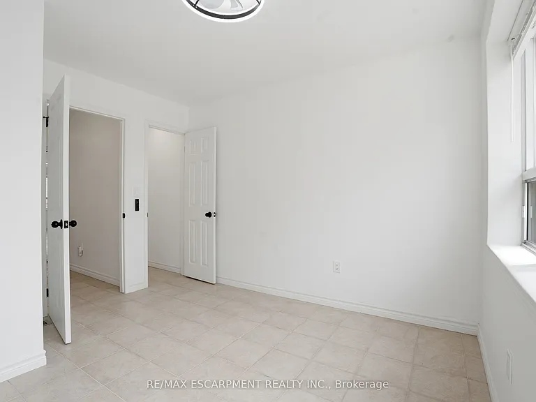 1049 Glencairn Ave #MAIN FLOOR — Photo 10