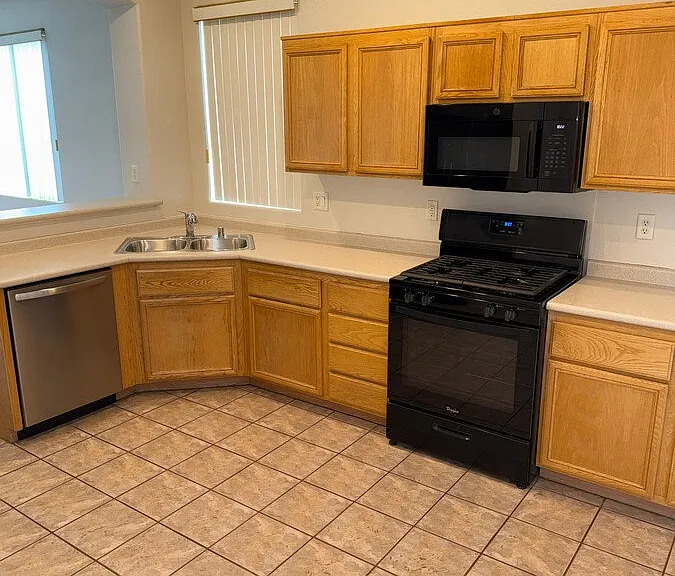 8475 Regal Hills Ct — Photo 10