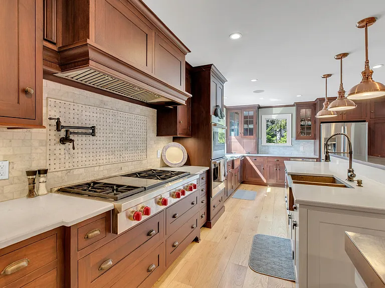 345 Colonial Rd — Photo 10