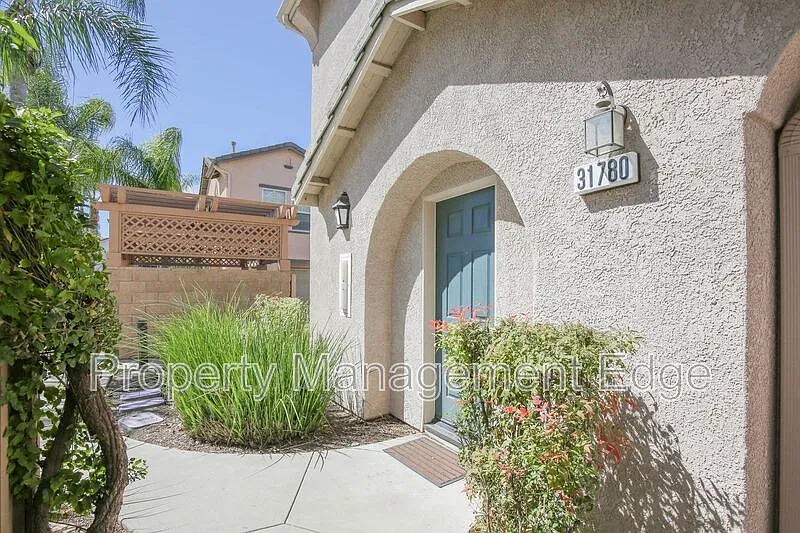 2 bed, 2.0 bath, 1056 sqft, $2,395 — Photo 3