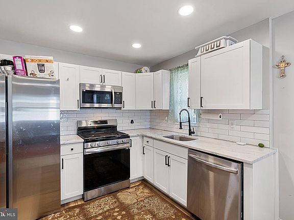 2nd image of 102 Oval Cir