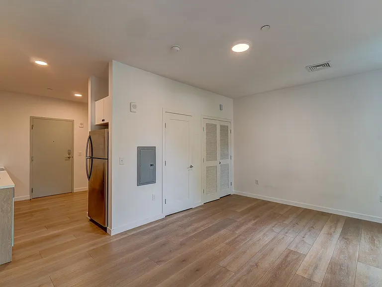 104 Howe St — Photo 31