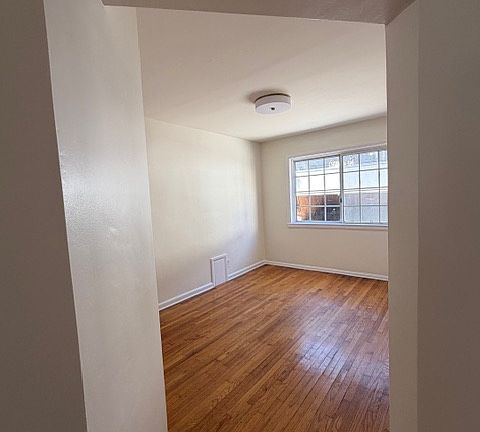 5th image of 527 S Normandie Ave