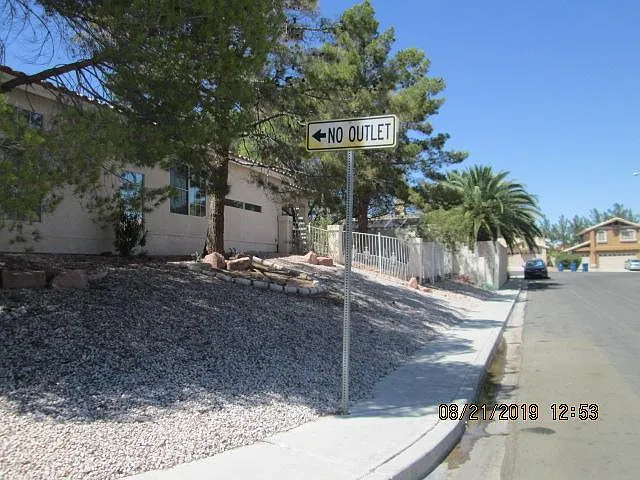 4 bed, 2213 sqft, $2,399 — Photo 2