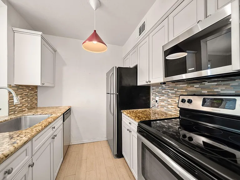 421 Emerson St #5 — Photo 2