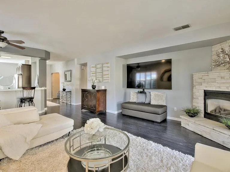 240 Bloomfield Ct — Photo 6